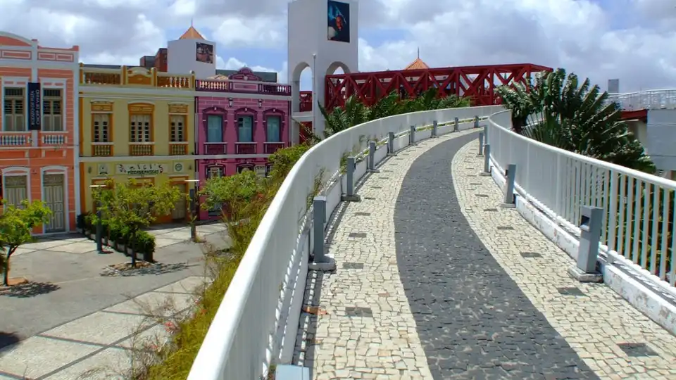Centro Dragão do Mar em Fortaleza — passarela e edifícios coloridos do complexo cultural