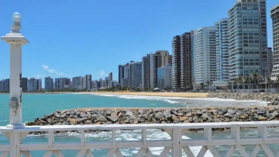 Orla de Fortaleza — avenida Beira-Mar com mar turquesa e arranha-céus na capital cearense