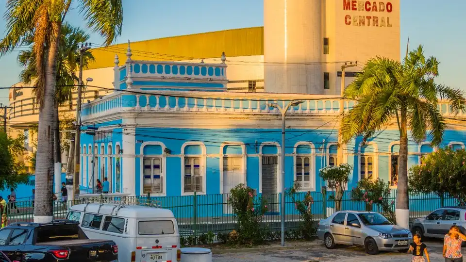 Mercado Central de Fortaleza — fachada azul colonial e torre com letreiro vermelho ao entardecer
