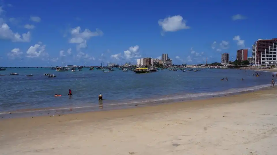 Praia de Mucuripe em Fortaleza — jangadas ancoradas na baía com skyline da orla ao fundo