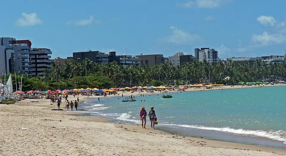 Praia de Pajuçara em Maceió — jangadas na areia, ponto de embarque para piscinas naturais