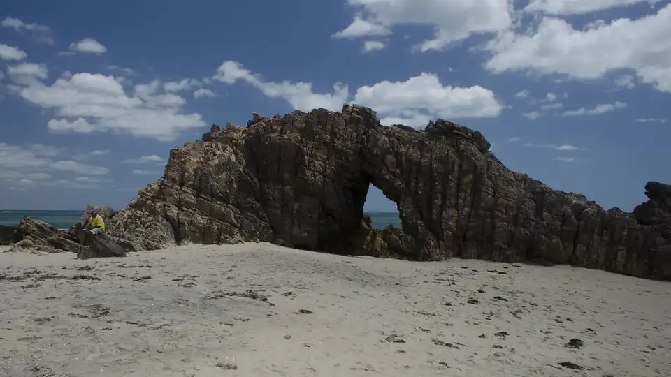 Pedra Furada em Jericoacoara — cartão-postal a poucos minutos da vila