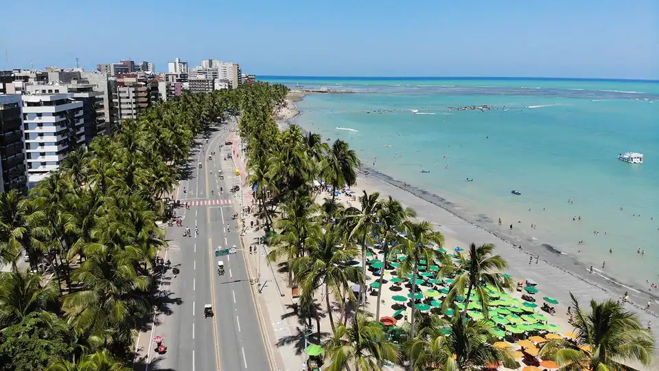 Orla de Maceió — vista aérea da Praia de Pajuçara com mar turquesa e palmeiras