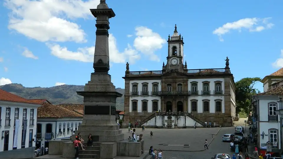 Praça Tiradentes em Ouro Preto, MG — Museu da Inconfidência e monumento a Tiradentes em praça de paralelepípedos