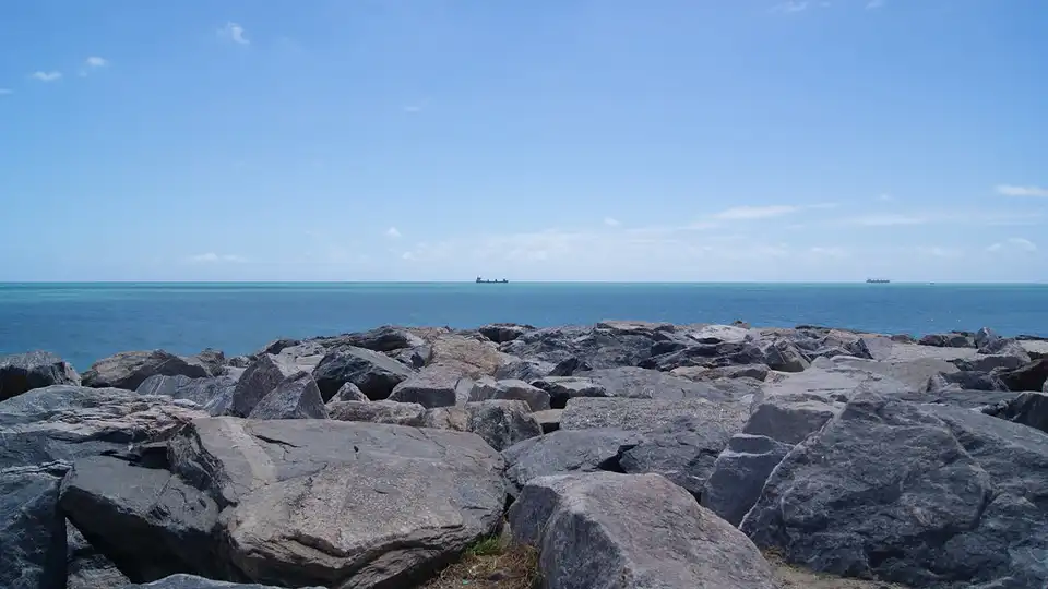 Espigão da Praia de Iracema em Fortaleza — rochas e mar turquesa sob céu azul