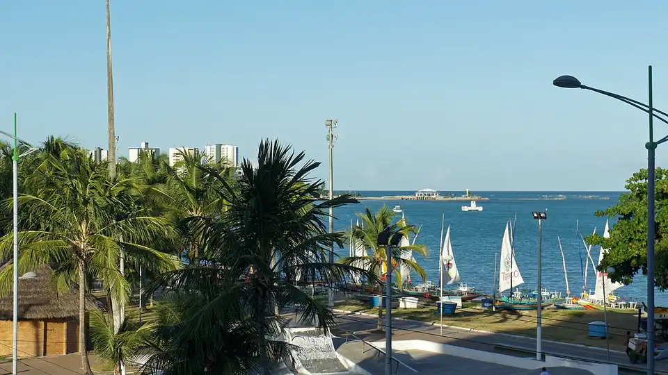 Praia de Pajuçara em Maceió — jangadas coloridas na areia aguardando maré baixa