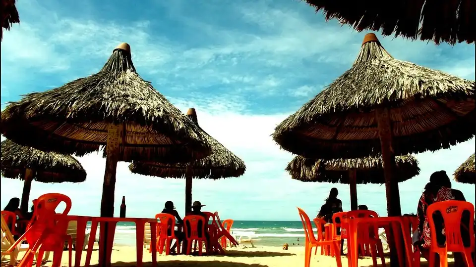 Barracas de palha na Praia do Futuro em Fortaleza — day use na faixa litorânea leste da capital