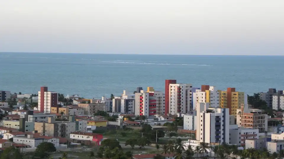 Praia do Bessa em João Pessoa, PB — orla urbana colorida e mar turquesa vistos de cima