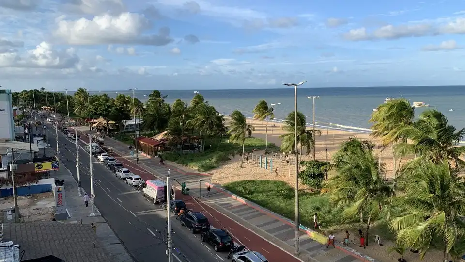 Praia de Tambaú em João Pessoa, PB — calçadão, ciclovia, coqueiros e mar calmo vistos de cima