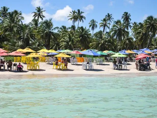 Praias do litoral nordestino do Brasil — paisagem de coqueiros, mar turquesa e areia clara